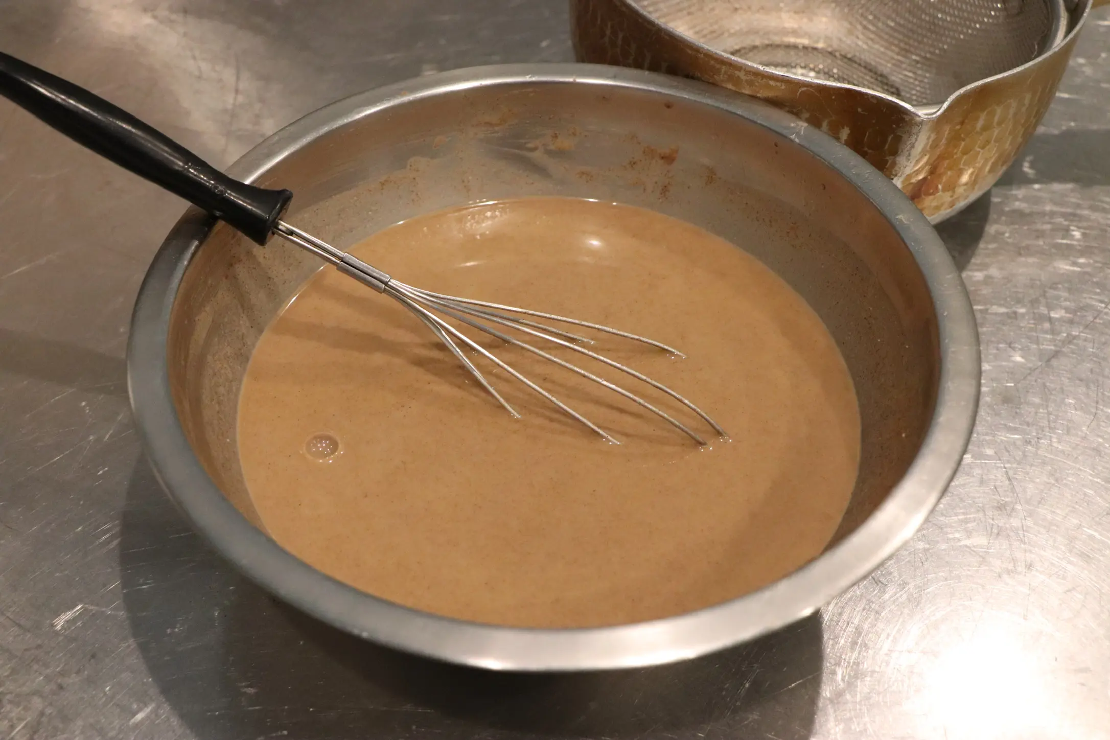 手順①の画像。材料を合わせて泡立て器で混ぜる様子。