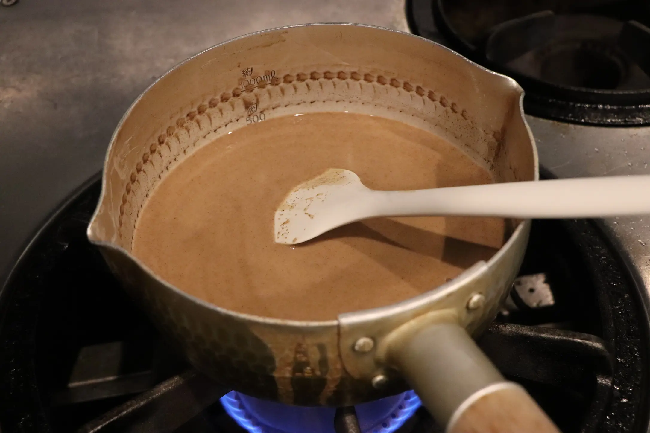 手順②の画像。鍋に移した材料を中火で加熱しながら混ぜる様子。